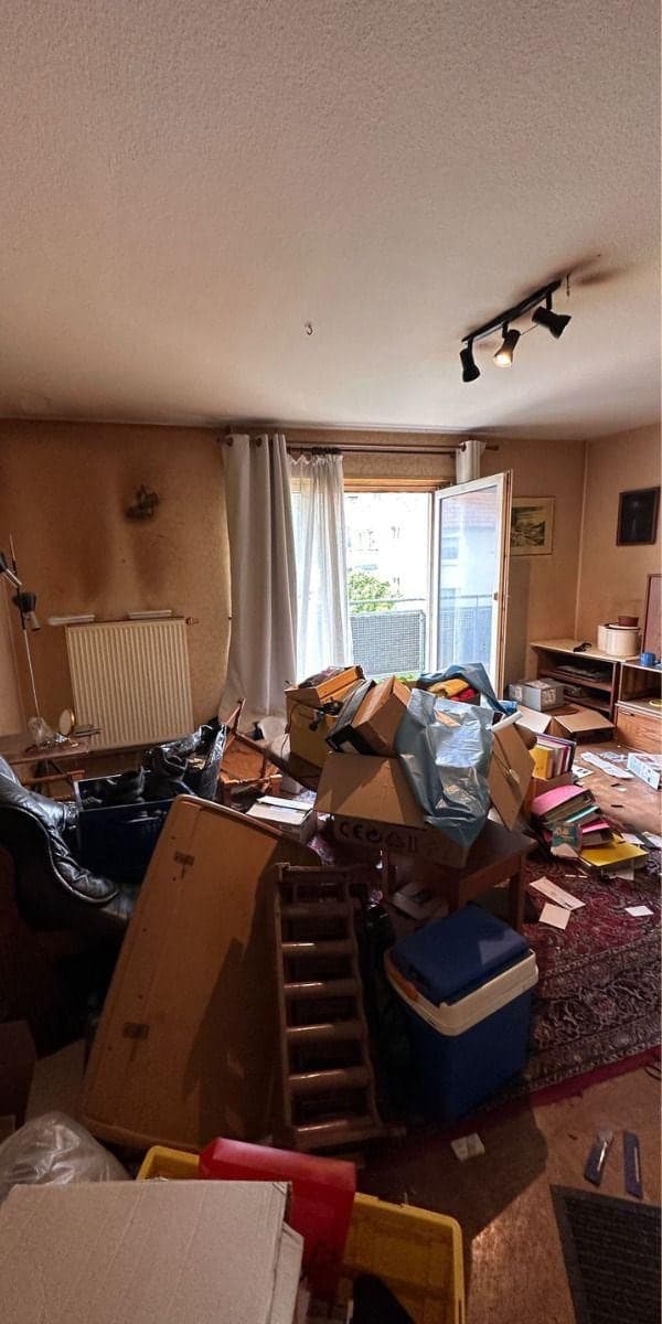 Wohnzimmer einer Wohnungsauflösung vor der Entrümpelung