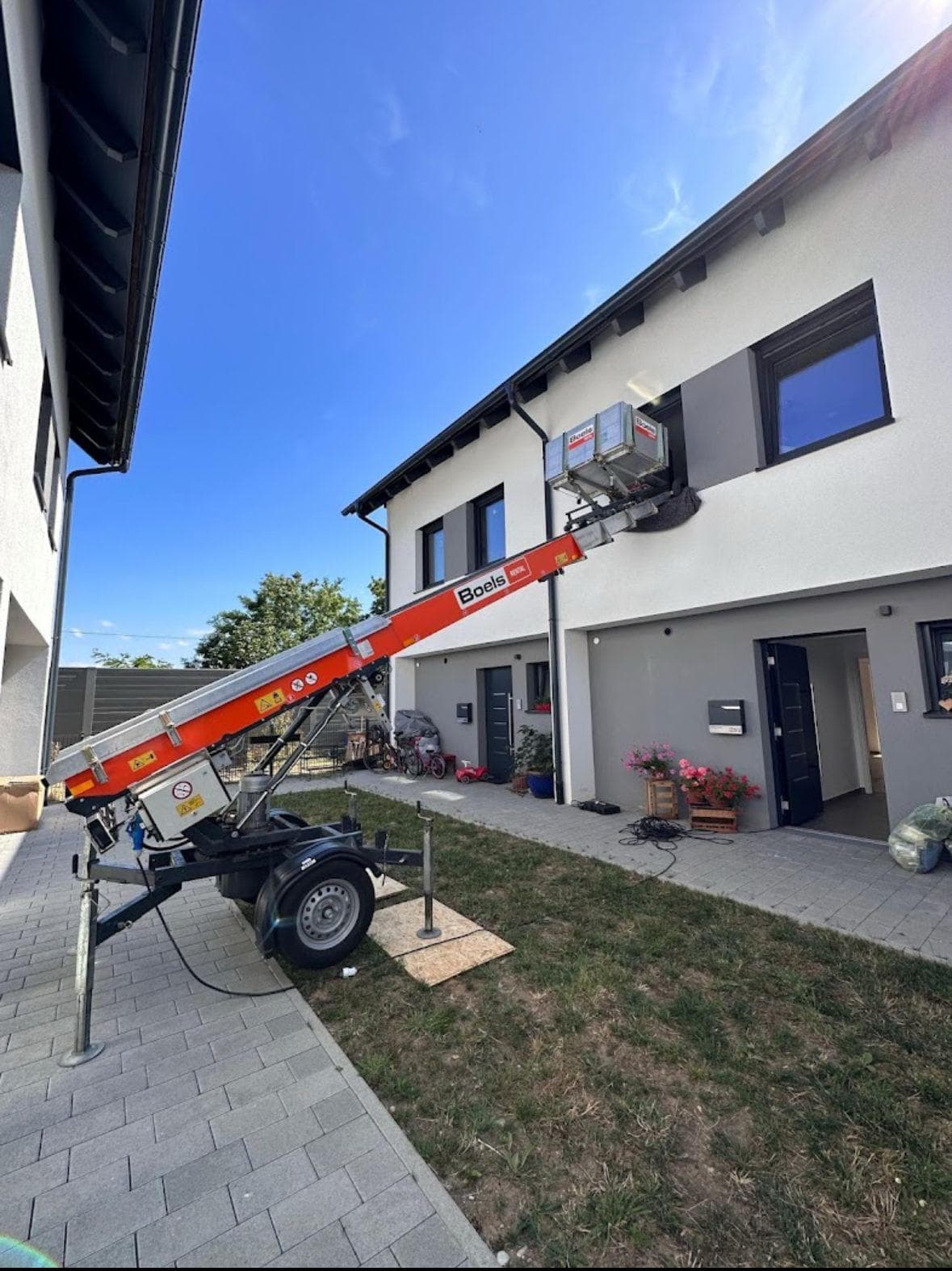 Möbellift im Einsatz an einem Neubau