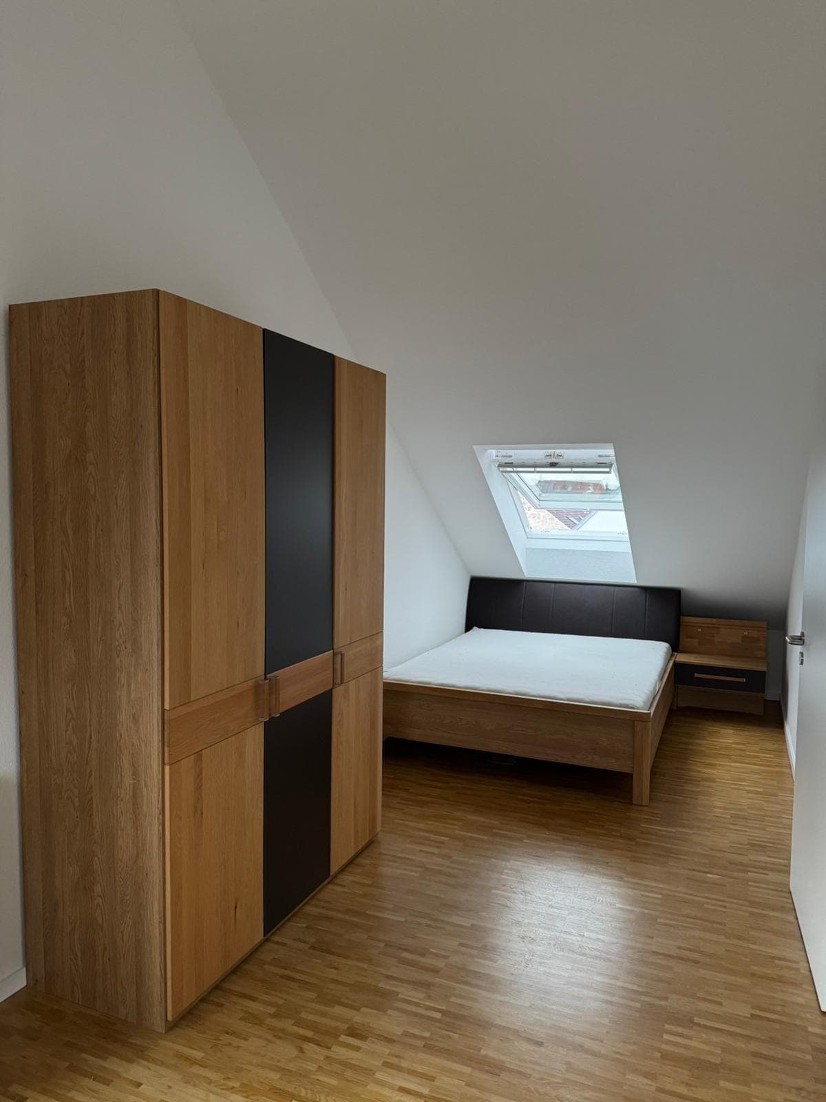 Aufgebautes Schlafzimmer in Dachgeschosswohnung nach dem Umzug