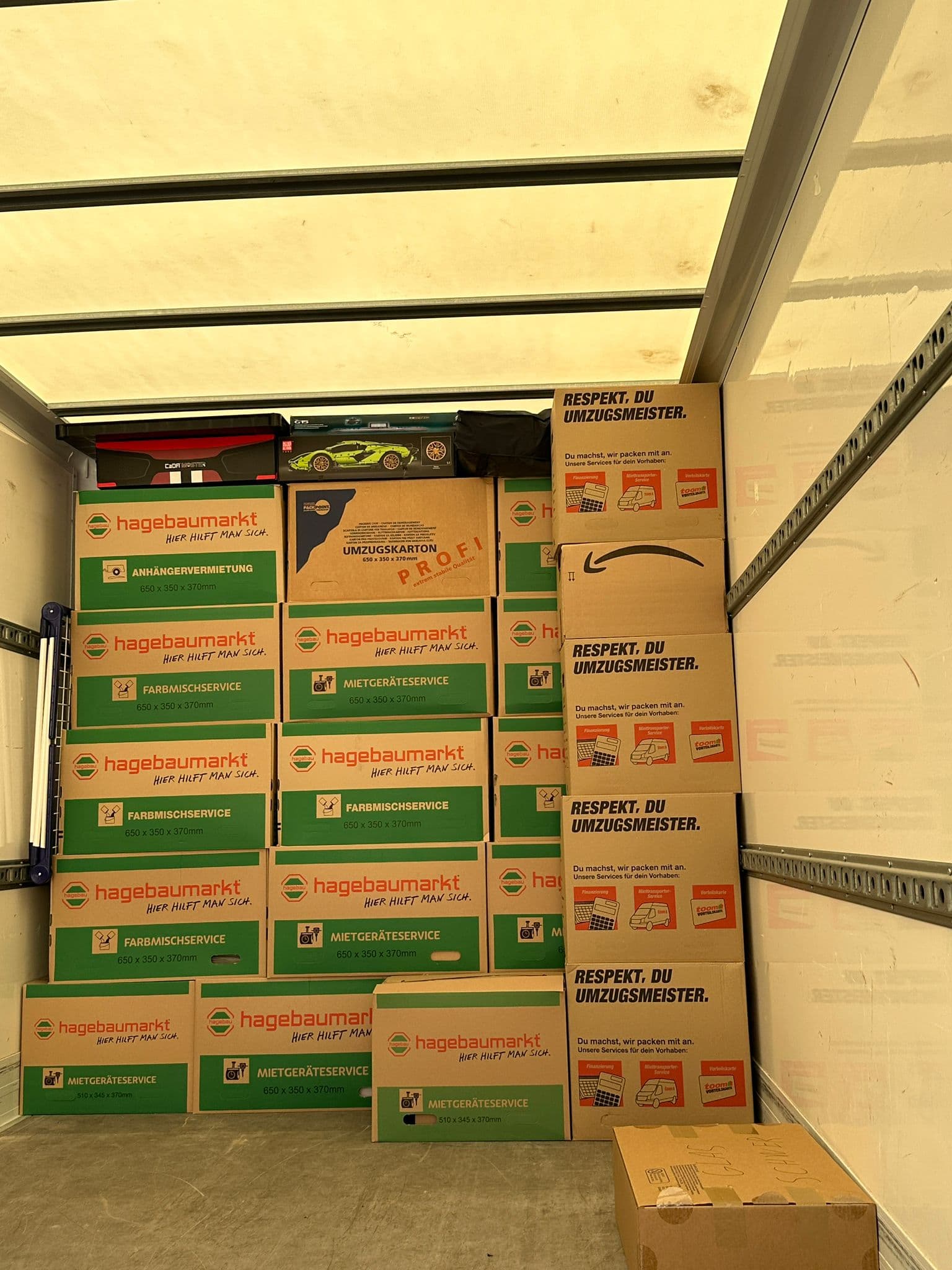Gestapelte Umzugskartons im LKW