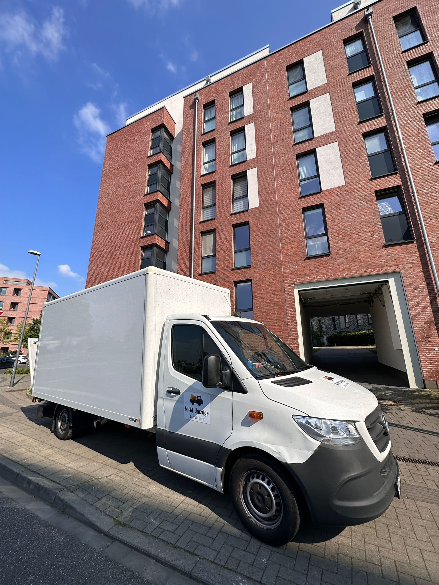 Umzugswagen vor Wohnanlage