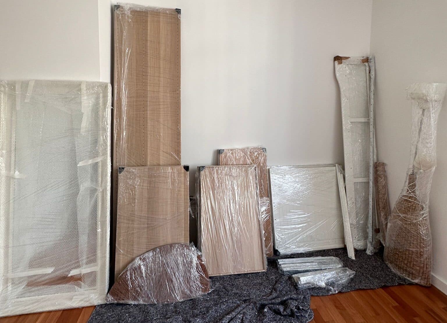 Zerlegte Möbel sorgfältig in Folie verpackt